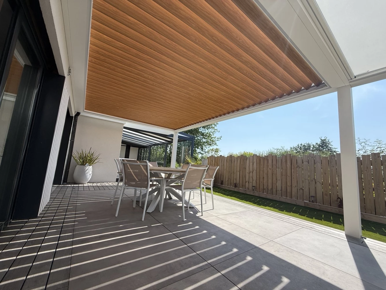Pergola bioclimatique Solibio lames fermées au showroom BH Solutions à Schirrhein