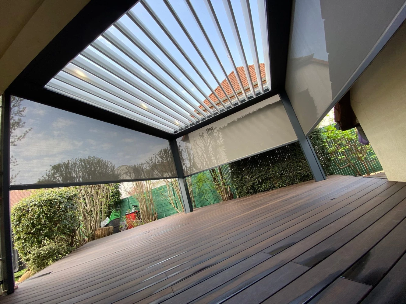 Pergola bioclimatique avec stores ZIP sur terrasse en bambou à Vendenheim – BH Solutions