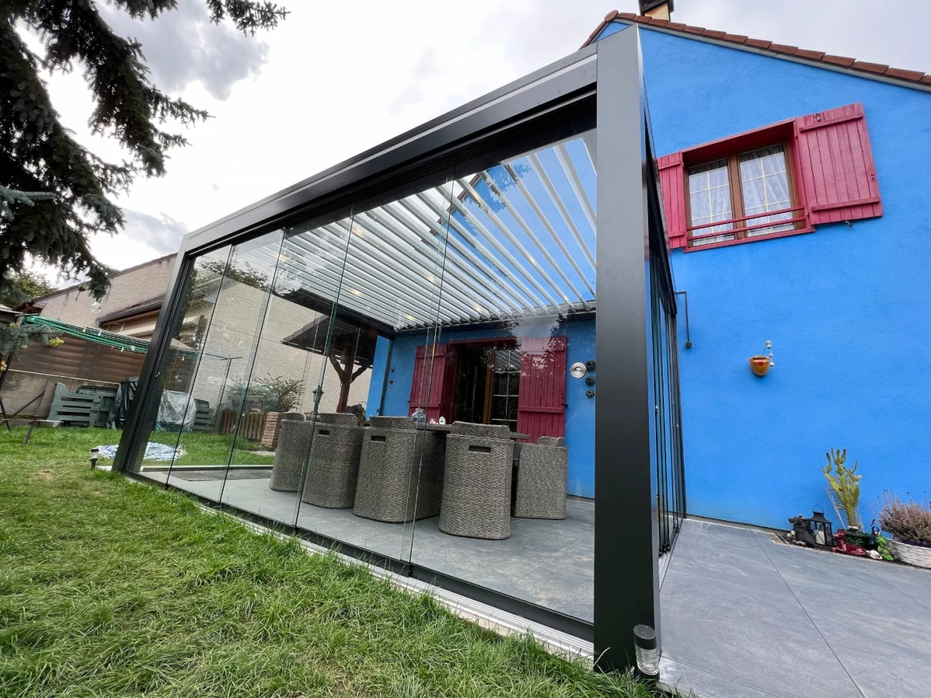 Pergola bioclimatique avec vitrages coulissants à Vendenheim – BH Solutions