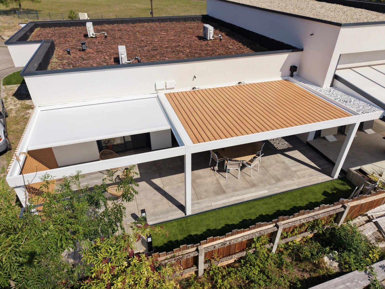 Vue aérienne de la pergola double module Solibio et Solicanva S du showroom BH Solutions à Schirrhein