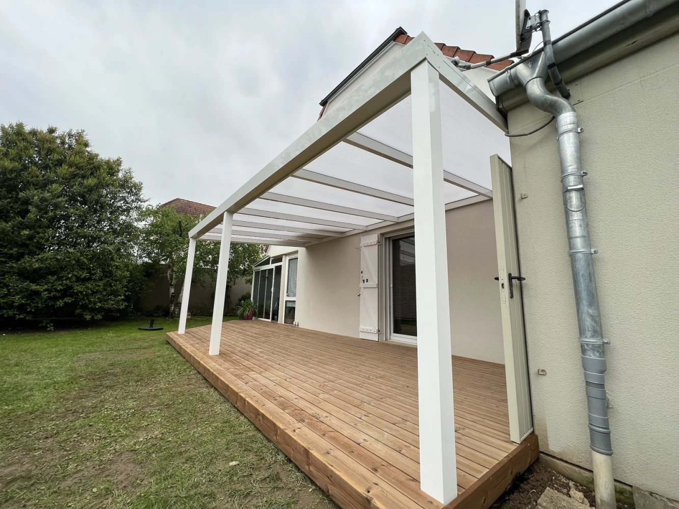 Pergola Outdoor Queen et terrasse en Thermopin installées à Wissembourg