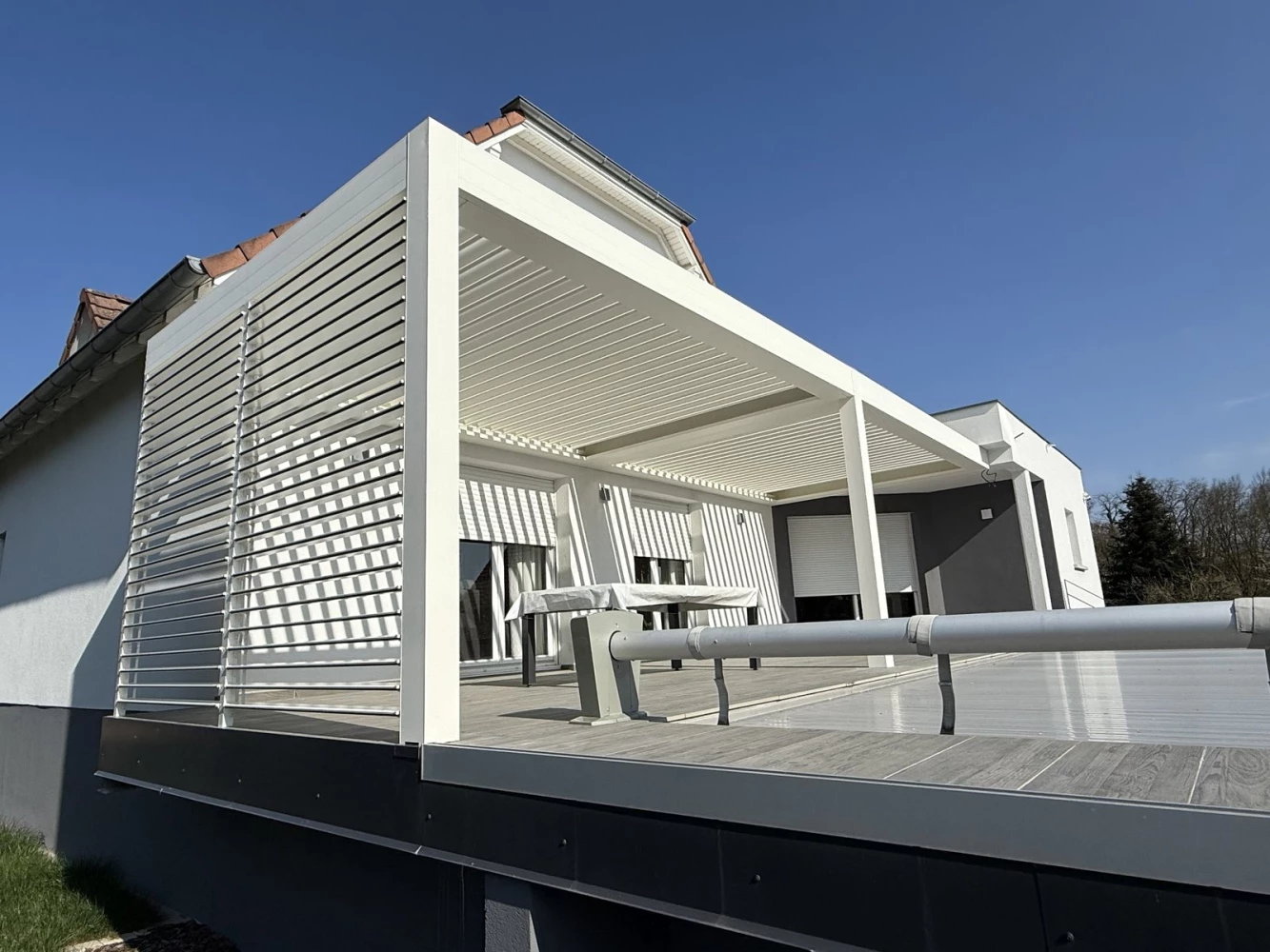 Brise-vue BSO à lames orientables sur le côté de la pergola à Haguenau – BH Solutions