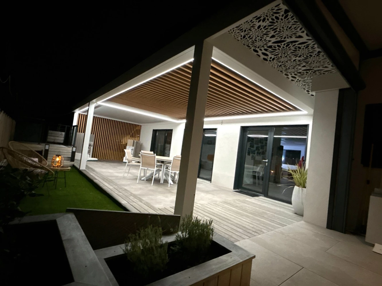 Éclairage LED périphérique intégré au chéneau de la pergola du showroom, de nuit à Schirrhein