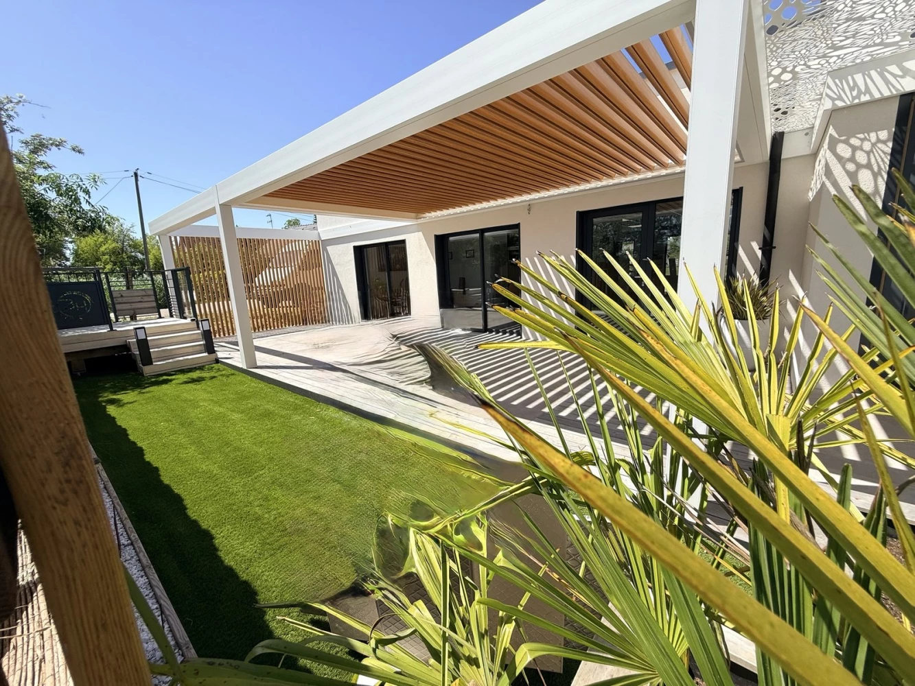 Panneau aluminium découpe laser motif fleur de lotus intégré à la pergola Solibio du showroom