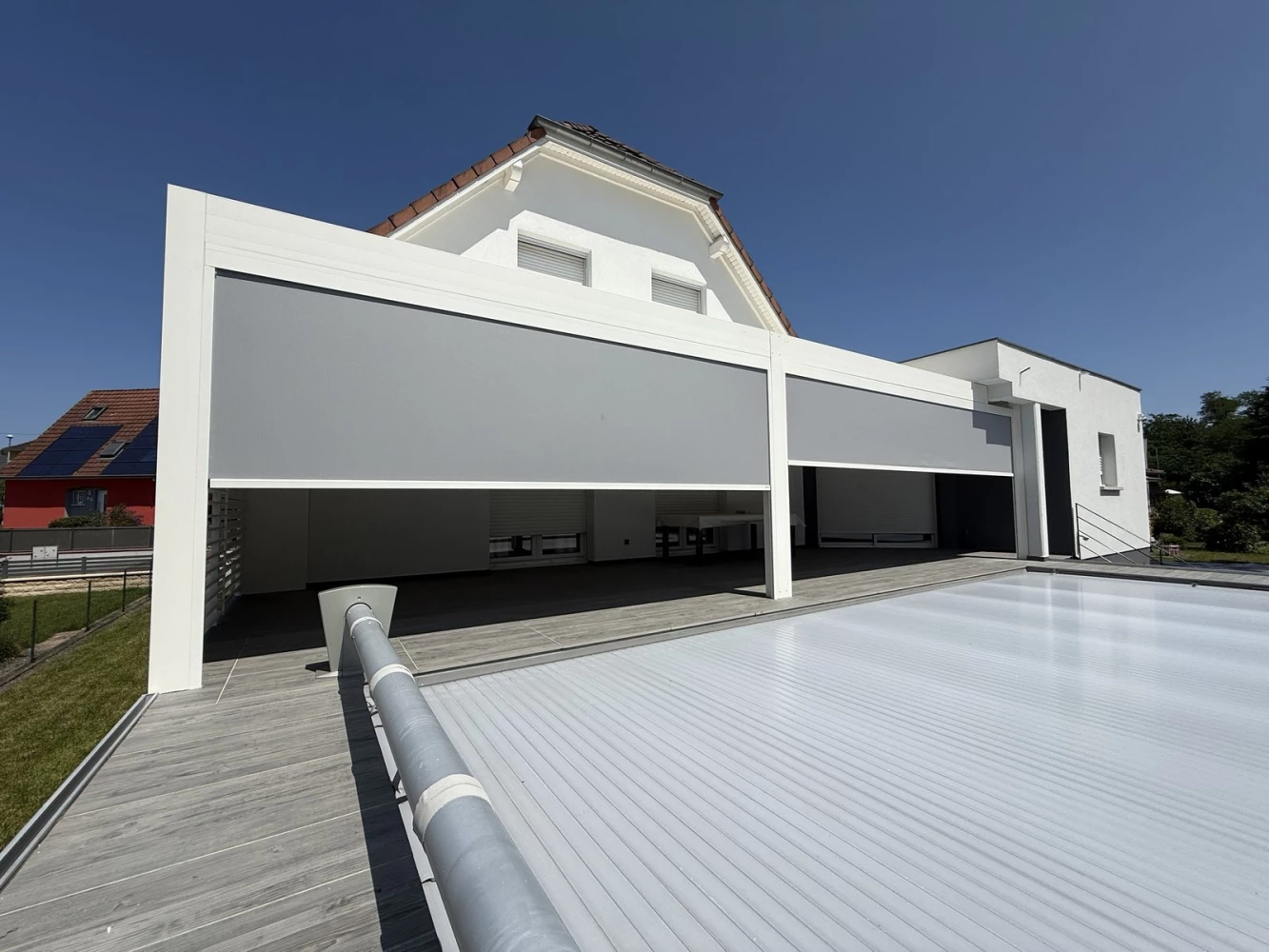 Pergola Solibio avec stores ZIP motorisés descendus à Haguenau – BH Solutions