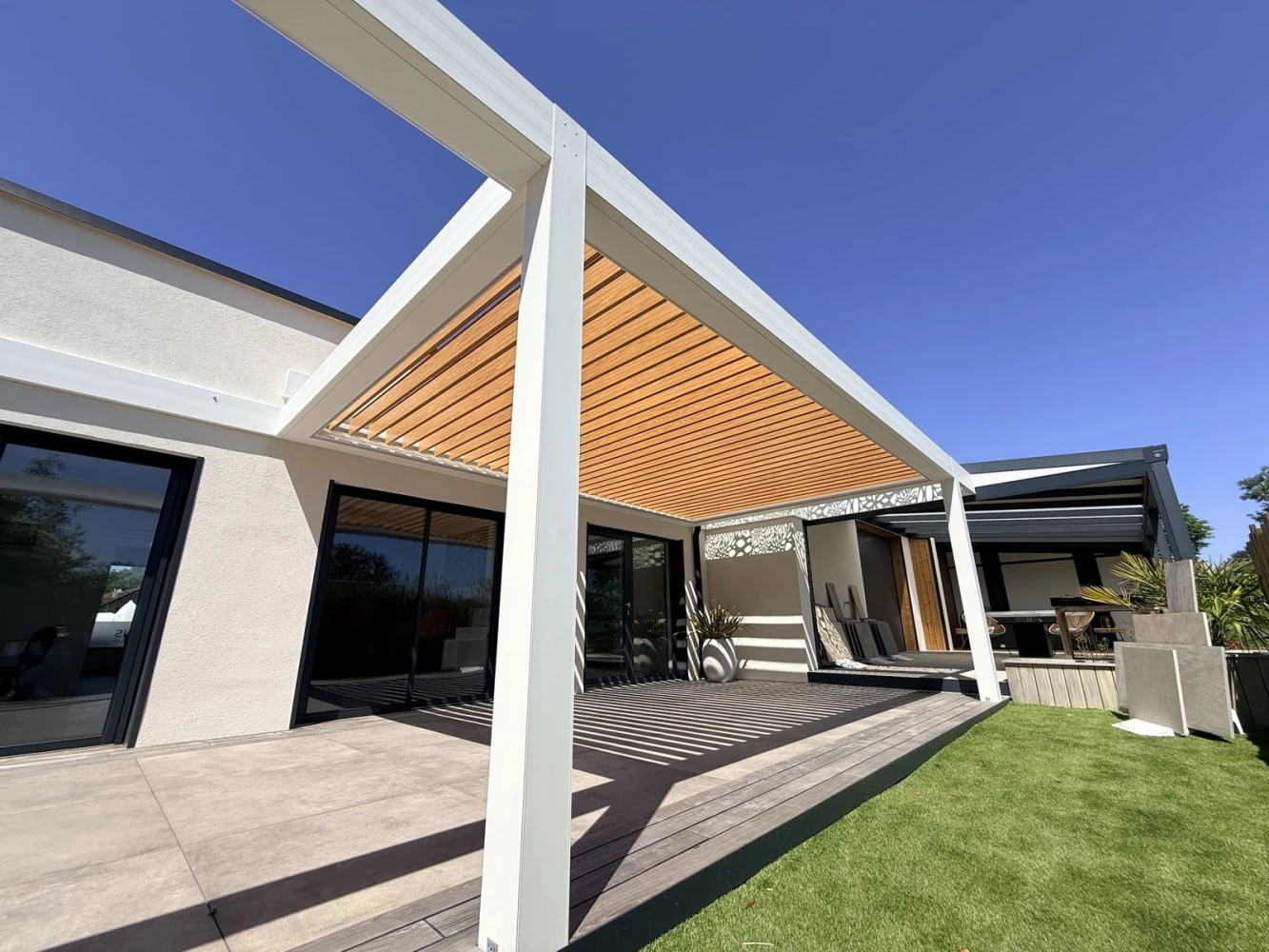 Lames en sublimation bois de la pergola Solibio du showroom BH Solutions