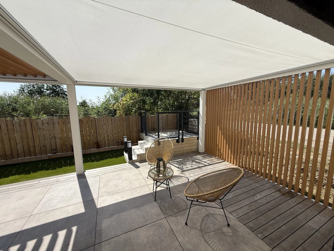 Sous la toile de la pergola Solicanva S, ombre douce au showroom de Schirrhein