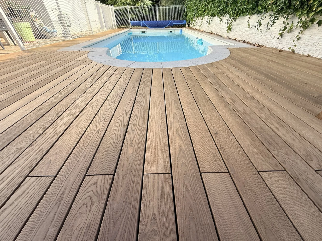 Plage de piscine en Thermofrêne sur système Grad® à Brumath – BH Solutions