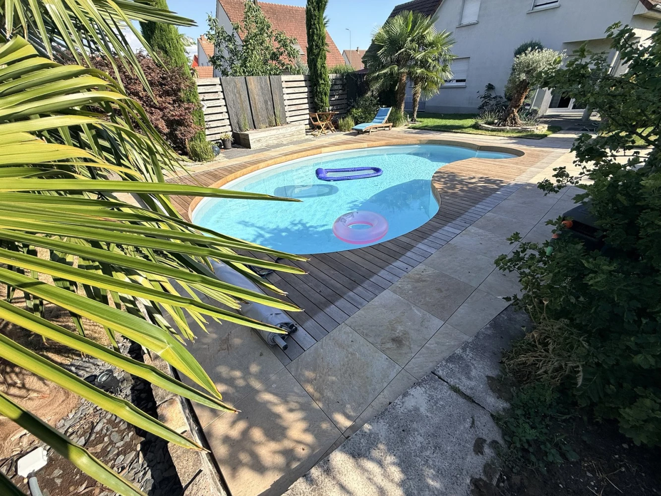 Plage de piscine mi-bois mi-grès cérame à Haguenau – BH Solutions
