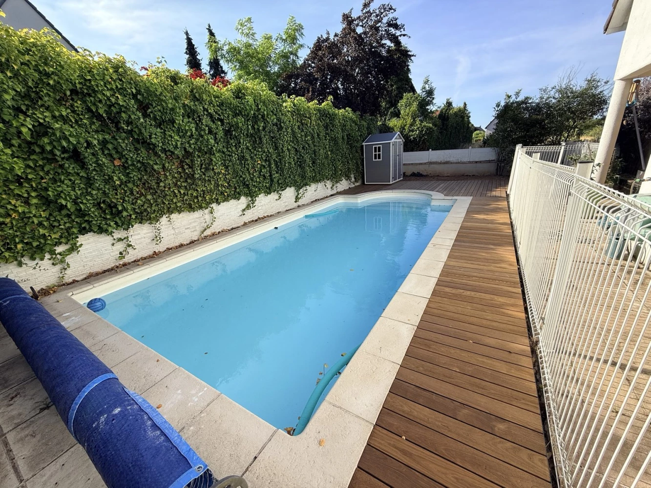 Plage de piscine en bois avec margelles d’origine conservées à Brumath – BH Solutions