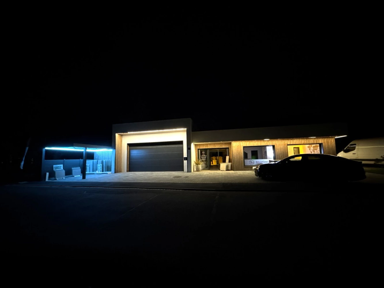 Carport et showroom BH Solutions éclairés de nuit par un bandeau LED Fuzion
