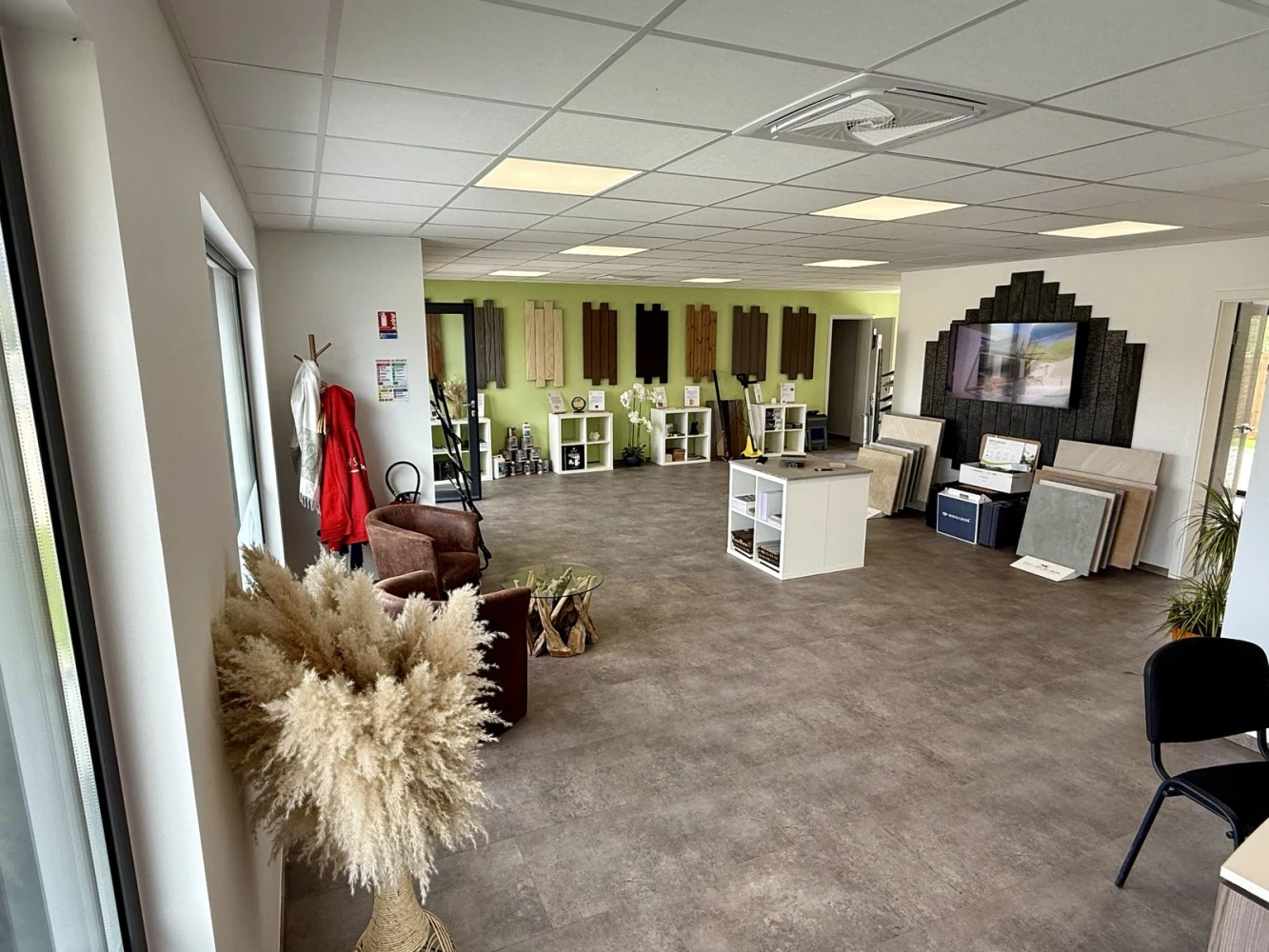 Intérieur du showroom BH Solutions à Schirrhein : mur d’échantillons et dalles grès cérame
