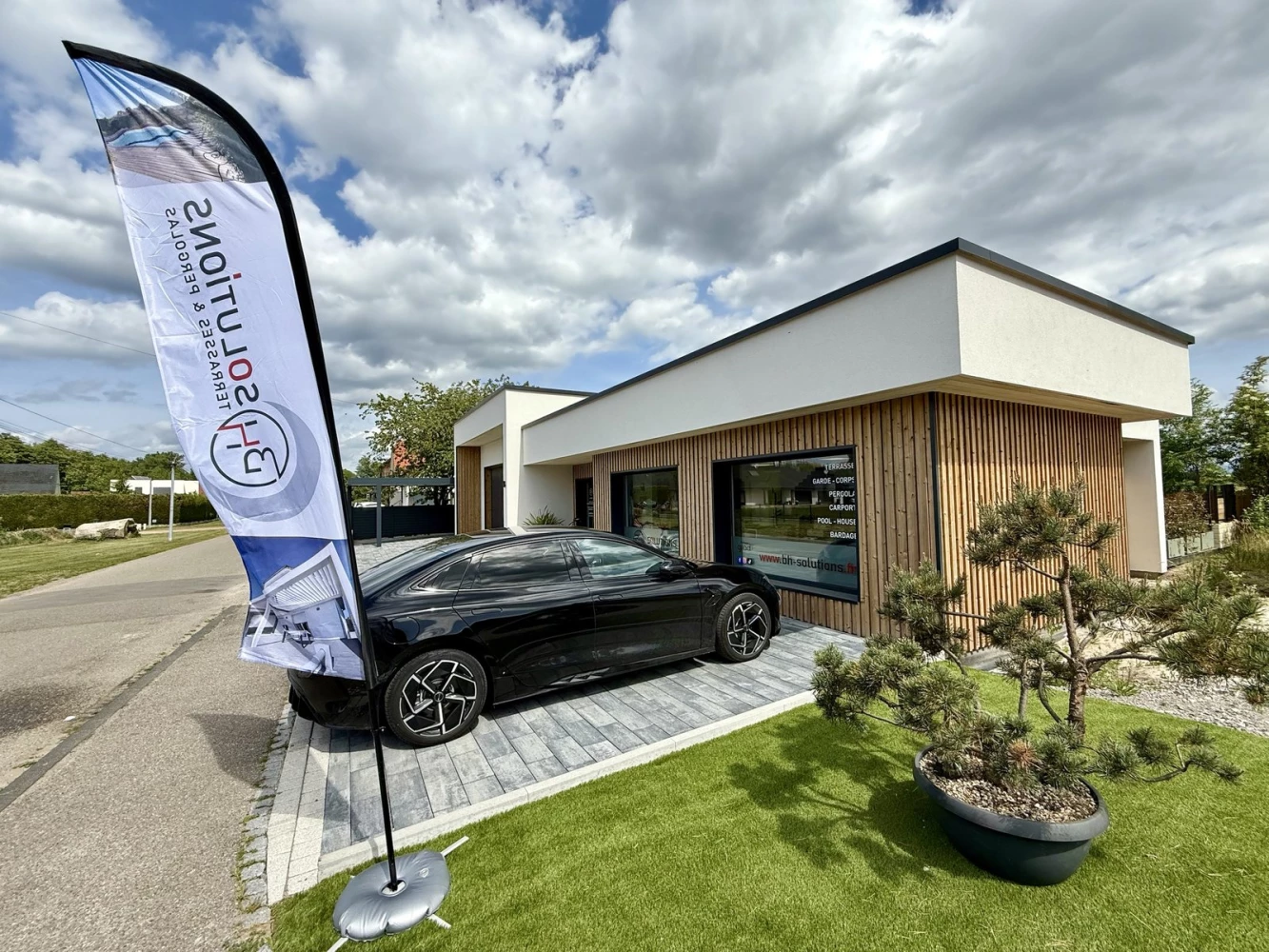 Showroom BH Solutions à Schirrhein, façade et parking en journée