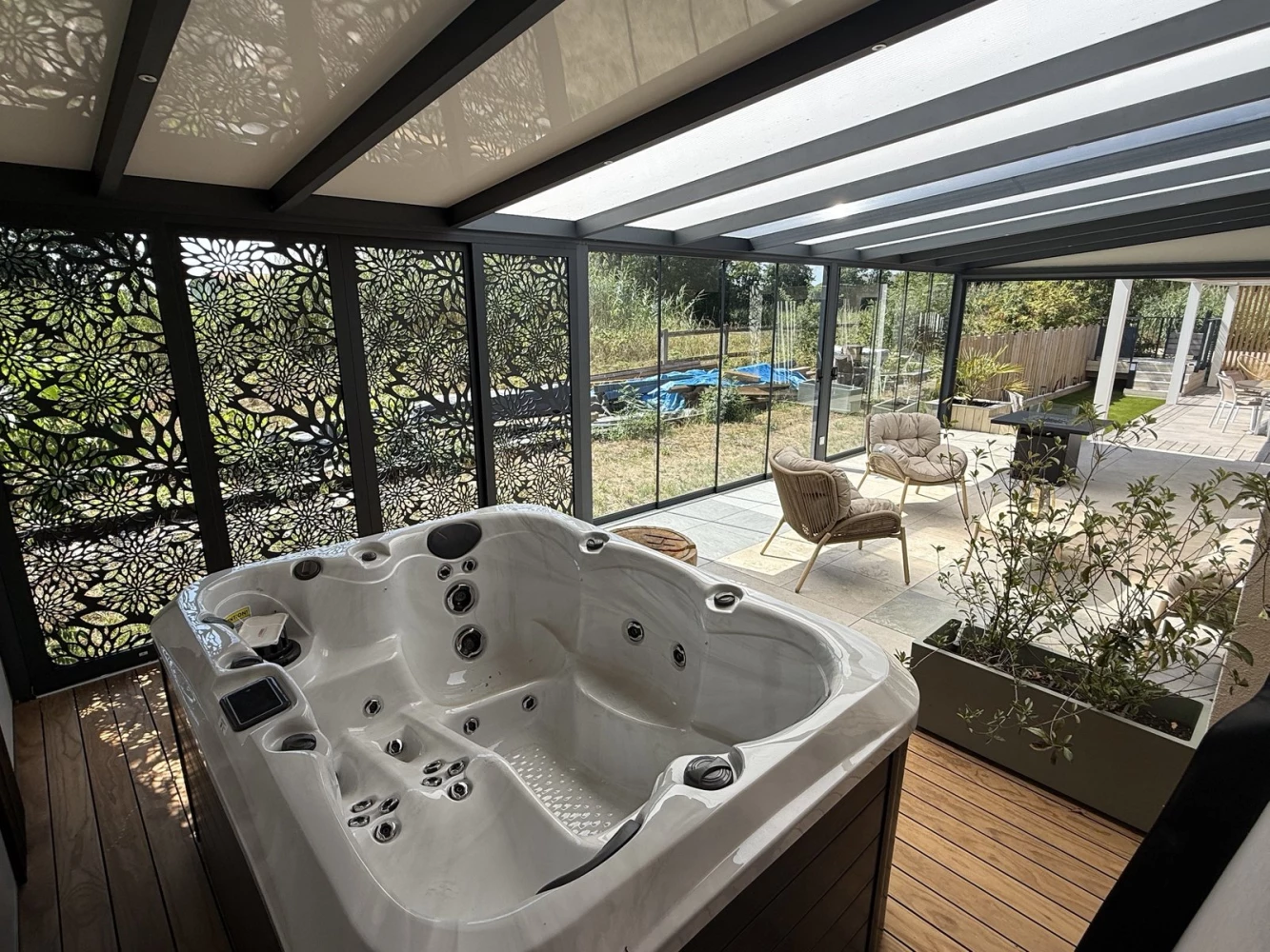 Spa d’exposition sous la pergola vitrée du showroom BH Solutions à Schirrhein