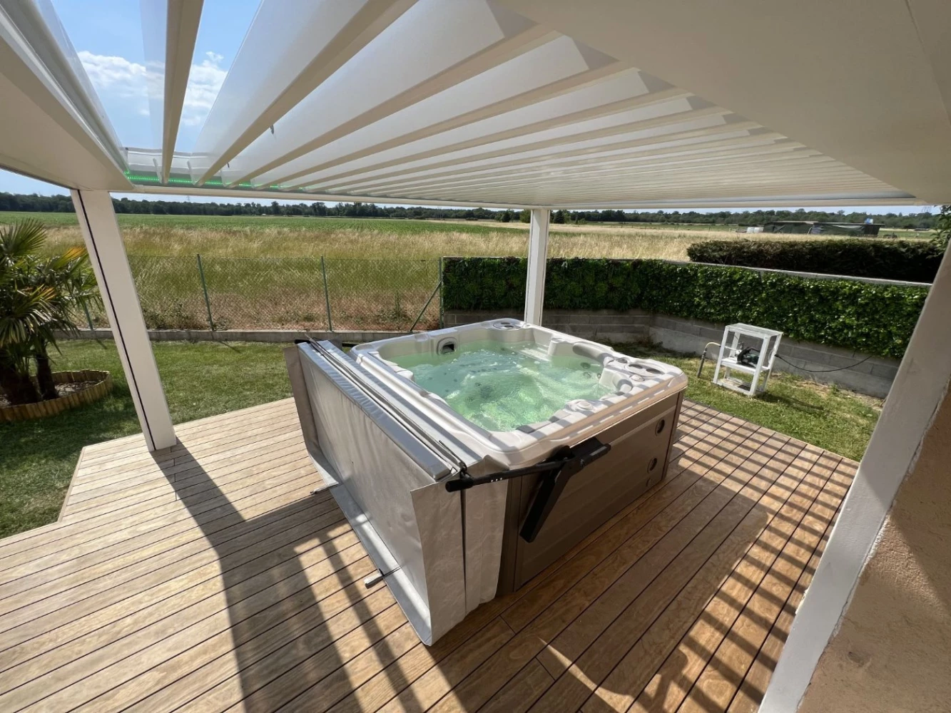 Spa installé dans un jardin par BH Solutions