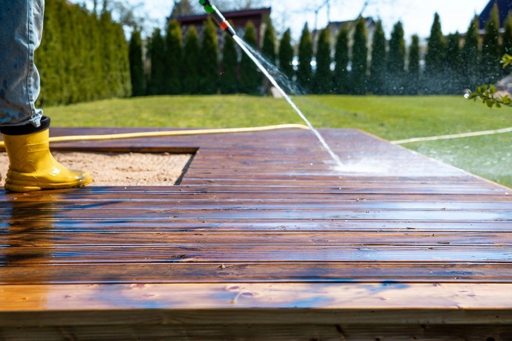 Terrasse en bois propre après nettoyage