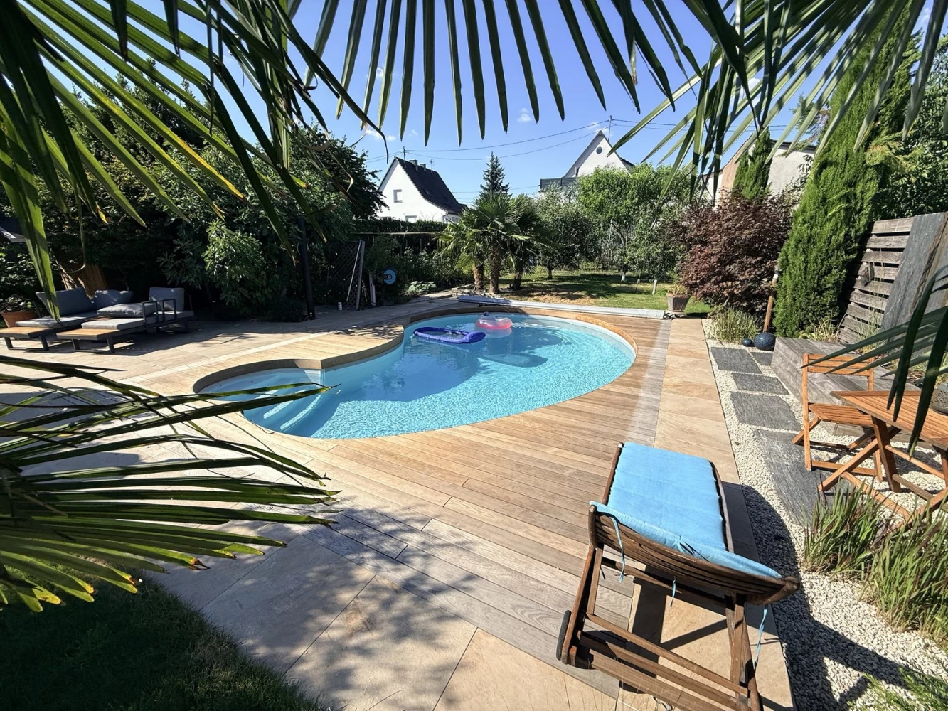 Terrasse en grès cérame Zephyr Gold Novoceram au bord de la piscine à Haguenau – BH Solutions