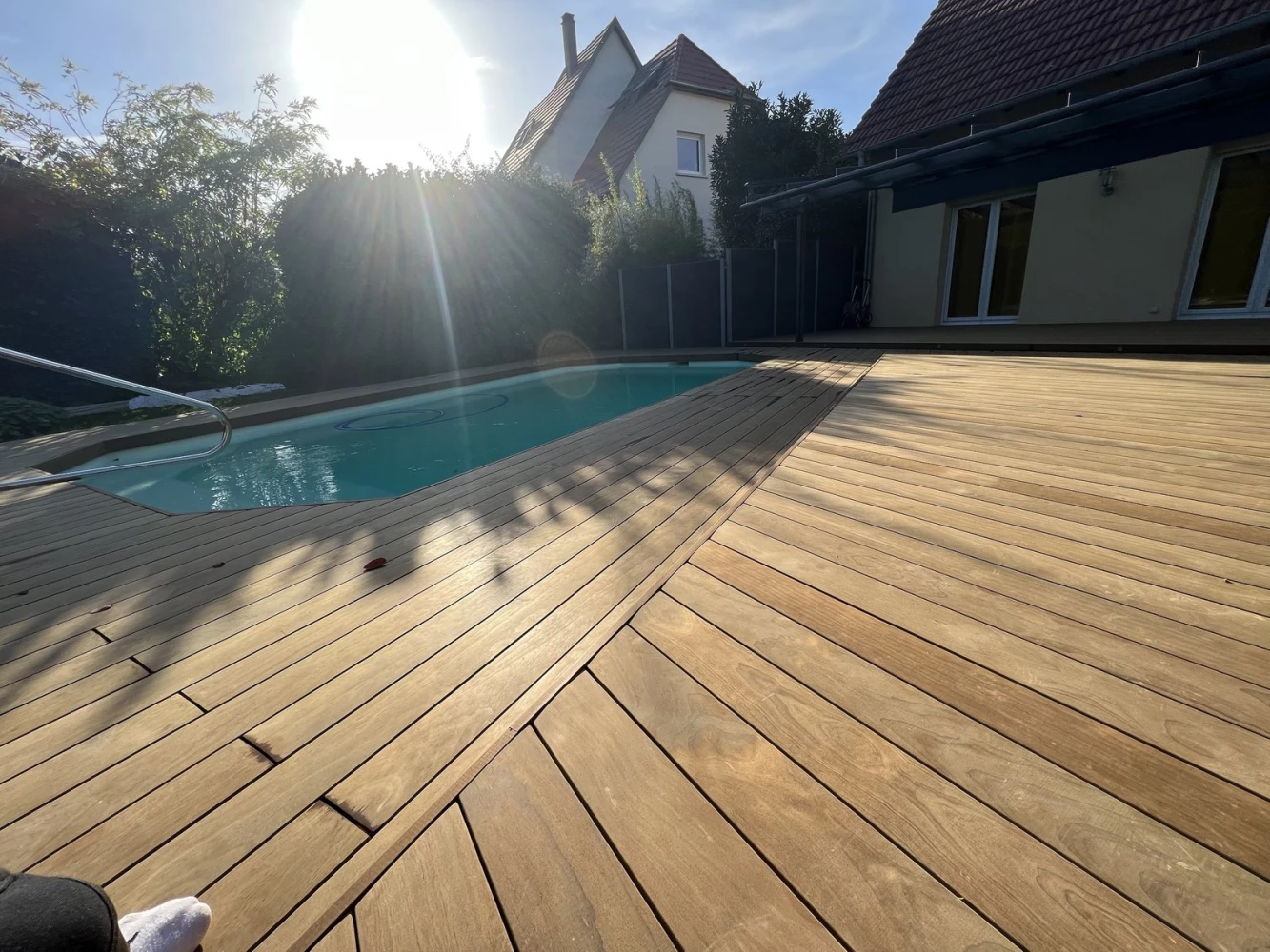 Terrasse en Kebony® sur système Grad® et plage de piscine à Bischwiller – BH Solutions