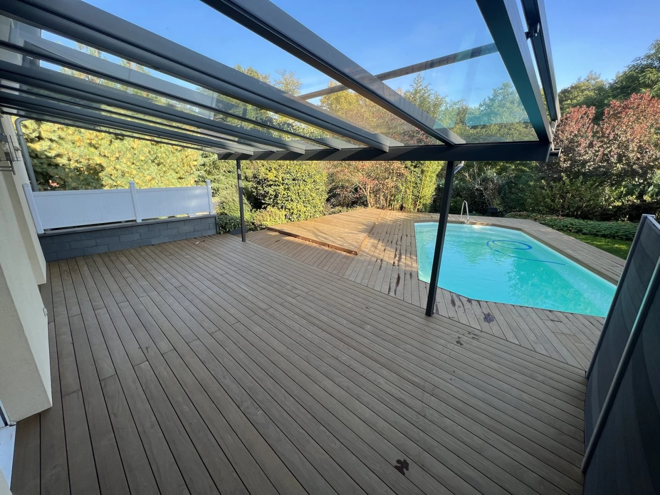 Terrasse en Kebony® sous la véranda ouvrant sur la plage de piscine à Bischwiller – BH Solutions