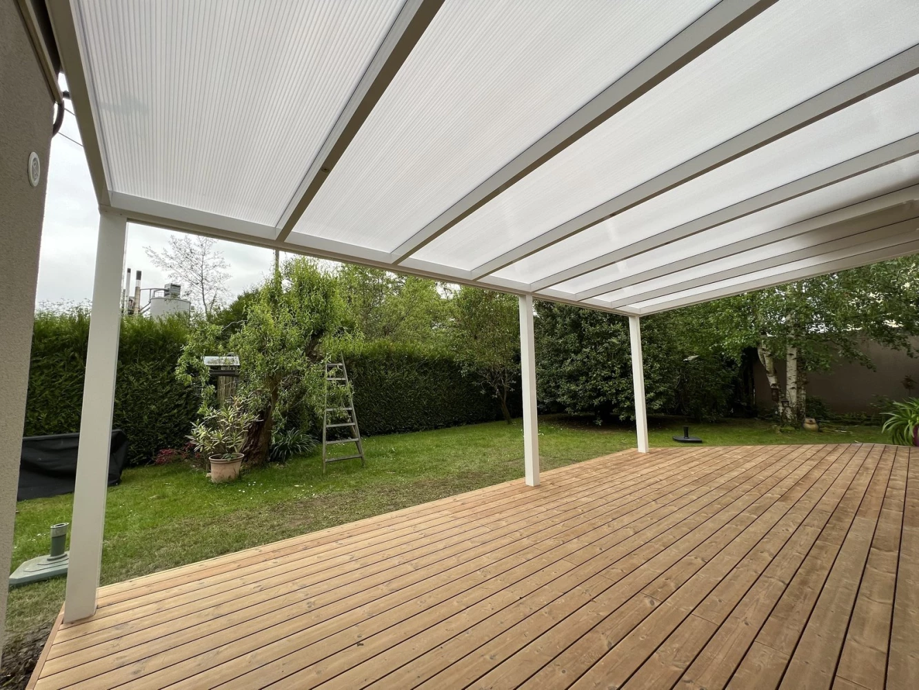 Terrasse en Thermopin sous pergola aluminium à toiture polycarbonate opale à Wissembourg