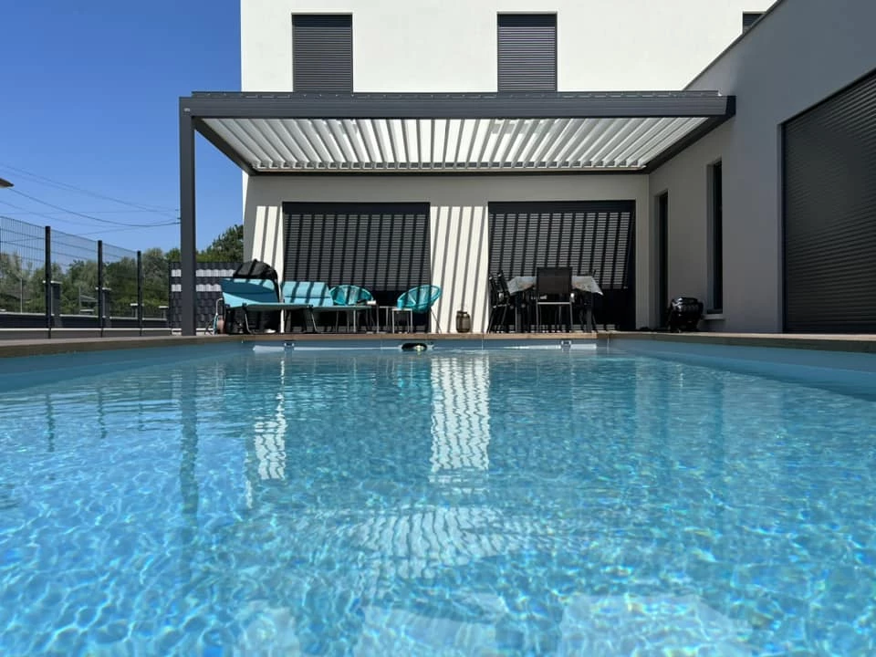 Pergola bioclimatique au bord d’une piscine à Haguenau – BH Solutions