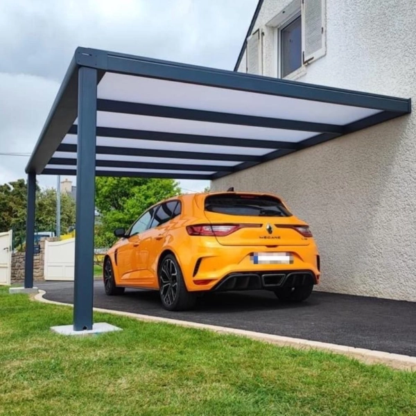 Carport sur mesure posé devant une maison du Bas-Rhin – BH Solutions