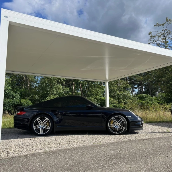 Carport aluminium abritant une voiture, posé près de Bischwiller – BH Solutions