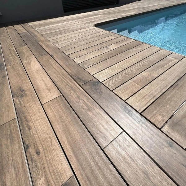 Terrasse en bois Thermofrêne à dalles clipsées au bord d'une piscine – BH Solutions