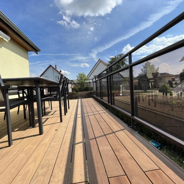 Garde-corps vitré en aluminium posé sur une terrasse surélevée – BH Solutions