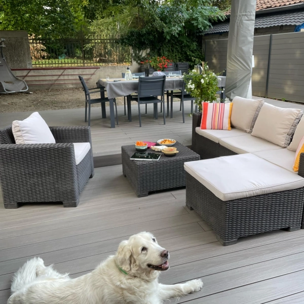 Terrasse en composite gris aménagée en salon d'extérieur – BH Solutions