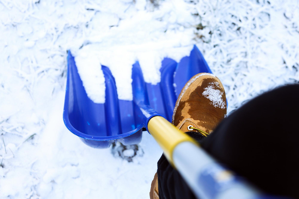 pelle pour enlever la neige de sa terrasse en hiver