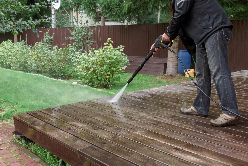 passage de l'eau haute pression pour nettoyer sa terrasse