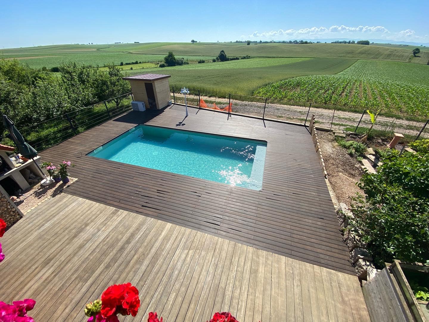 page real - slide 1 -pool-house